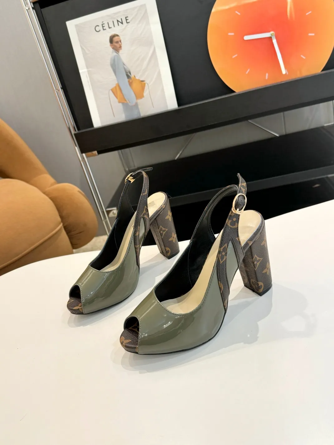 👟👟Ex-factory price 400👟👟 Louis Vuitton Louis Vuitton, 2025 high-heeled sandals, modern and fashionable in one! Release a powerful aura like a queen and capture everyone's attention instantly! Fabric: LV classic presbyopia + patent leather Lining/foot pads: imported lambskin Heel height 9.5cm; Front platform: 1.5cm Code number: 35-41